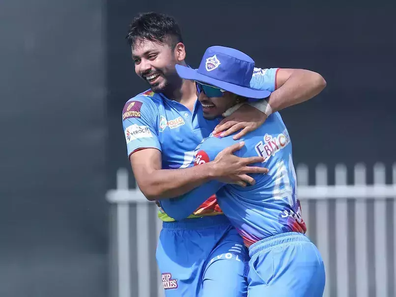 ആവേശ് ഖാനും ടീം ഇന്ത്യക്കൊപ്പം തുടരും