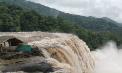 ആതിരപ്പിള്ളി തുറന്നു