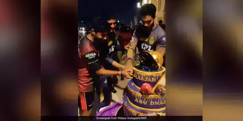 ഡല്‍ഹിയുടെ തോല്‍വി; കണ്ണീരില്‍ കുതിര്‍ന്ന് ടീം; കേക്ക് മുറിച്ച് കെകെആര്‍