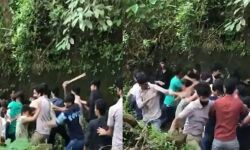 പത്താം ക്ലാസിലെ വൈരാഗ്യം; നടുറോഡില് പ്ലസ്വണ് വിദ്യാര്ഥികളുടെ കൂട്ടത്തല്ല് പത്താം ക്ലാസിലെ വൈരാഗ്യം; നടുറോഡില് പ്ലസ്വണ് വിദ്യാര്ഥികളുടെ കൂട്ടത്തല്ല്