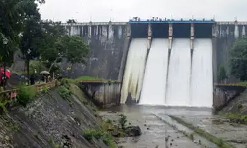 നെയ്യാര്‍ ഡാമിലെ ഷട്ടറുകള്‍ തുറന്നു; പൊന്‍മുടിയില്‍ യാത്രാ നിരോധനം