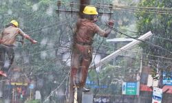 മഴക്കെടുതി: സംസ്ഥാനത്ത് വൈദ്യുതി വിതരണം താറുമാറായി; വൈദ്യുതി മേഖലയ്ക്ക് കനത്ത നാശനഷ്ടം