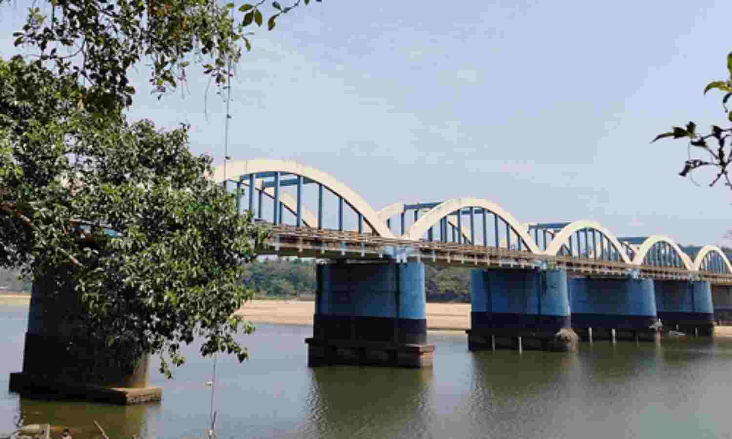 കുറ്റിപ്പുറം പാലത്തില് നിന്ന് താഴേക്ക് ചാടിയ ആള്ക്കുവേണ്ടി തിരച്ചില് പുനരാരംഭിച്ചു കുറ്റിപ്പുറം പാലത്തില് നിന്ന് താഴേക്ക് ചാടിയ ആള്ക്കുവേണ്ടി തിരച്ചില് പുനരാരംഭിച്ചു