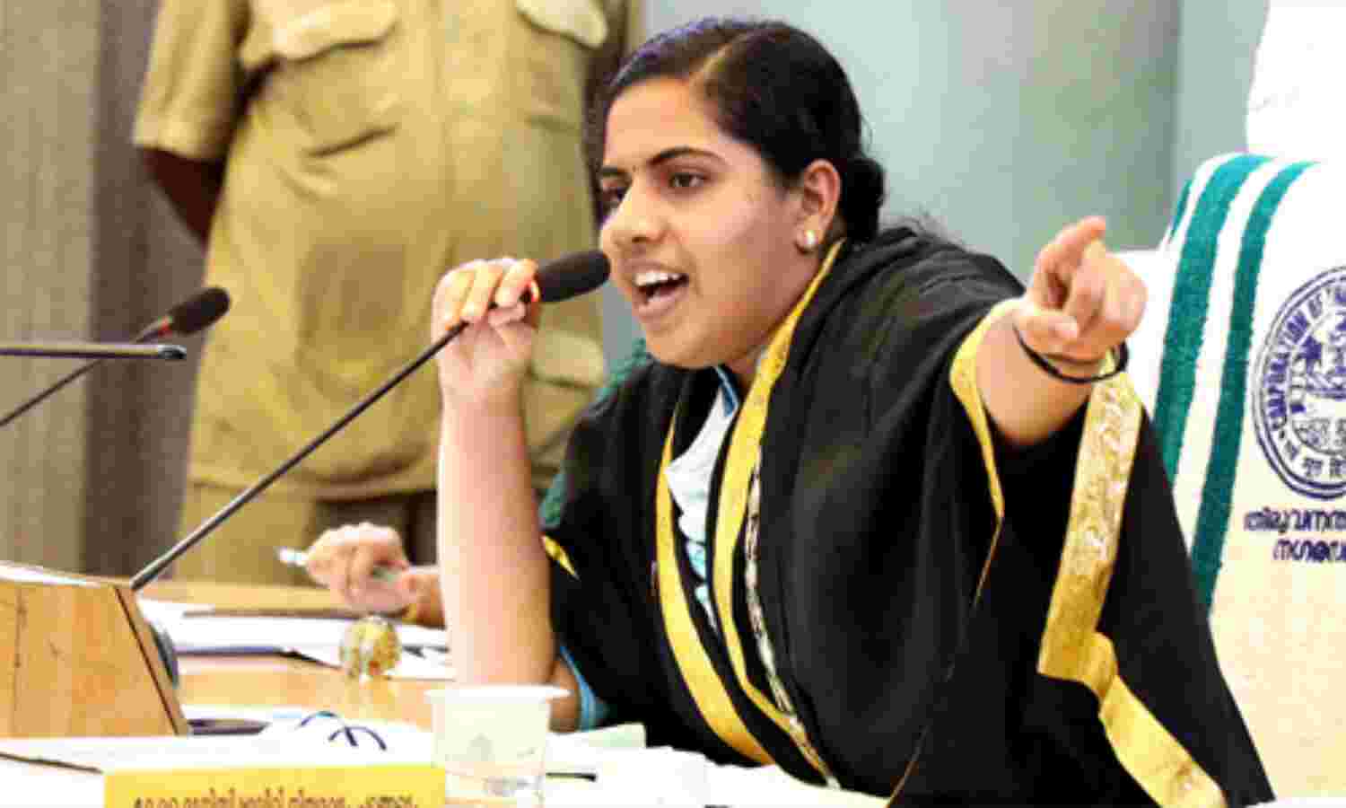 കോര്പറേഷന് നികുതി വെട്ടിപ്പ്: അഴിമതി ബാധ ഒഴിപ്പിക്കാന് കോണ്ഗ്രസ് കൗണ്സിലര്മാരുടെ ഹോമം; മതേതരസ്വഭാവം തകര്ക്കാനെന്ന് മേയര് കോര്പറേഷന് നികുതി വെട്ടിപ്പ്: അഴിമതി ബാധ ഒഴിപ്പിക്കാന് കോണ്ഗ്രസ് കൗണ്സിലര്മാരുടെ ഹോമം; മതേതരസ്വഭാവം തകര്ക്കാനെന്ന് മേയര്