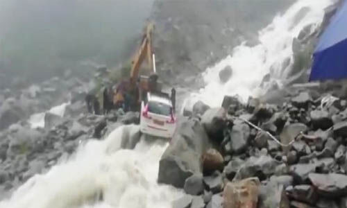 ഉത്തരാഖണ്ഡില്‍ കനത്ത മഴയും മണ്ണിടിച്ചിലും; ഹൈവേയില്‍ കുടുങ്ങിക്കിടന്ന യാത്രക്കാരെ സാഹസികമായി രക്ഷപ്പെടുത്തി (വീഡിയോ)