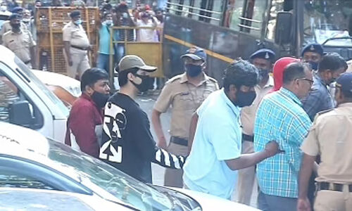 ആഢംബരക്കപ്പലിലെ ലഹരി പാര്ട്ടി; ആര്യന് ഖാന് മുംബൈ ഹൈക്കോടതിയെ സമീപിക്കും ആഢംബരക്കപ്പലിലെ ലഹരി പാര്ട്ടി; ആര്യന് ഖാന് മുംബൈ ഹൈക്കോടതിയെ സമീപിക്കും
