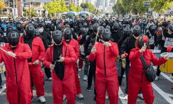 മെച്ചപ്പെട്ട തൊഴില് സാഹചര്യം സൃഷ്ടിക്കണം; സ്ക്വിഡ് ഗെയിം കഥാപാത്രങ്ങളായി തെരുവിലിറങ്ങിയത് ആയിരങ്ങള് മെച്ചപ്പെട്ട തൊഴില് സാഹചര്യം സൃഷ്ടിക്കണം; സ്ക്വിഡ് ഗെയിം കഥാപാത്രങ്ങളായി തെരുവിലിറങ്ങിയത് ആയിരങ്ങള്