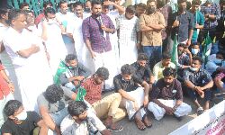 പ്ലസ് വൺ ബാച്ചുകൾ അനുവദിക്കണം; എംഎസ്എഫ് മന്ത്രി വി അബ്ദുറഹ്മാനെ ഉപരോധിച്ചു