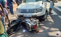 കാറിടിച്ച് സ്കൂട്ടര് യാത്രികരായ രണ്ട് പേര്ക്ക് പരിക്കേറ്റു കാറിടിച്ച് സ്കൂട്ടര് യാത്രികരായ രണ്ട് പേര്ക്ക് പരിക്കേറ്റു