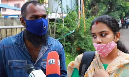 കുഞ്ഞിനായി അനുപമ പ്രത്യക്ഷ സമരത്തിന്; ഇന്ന് മുതല് സെക്രട്ടേറിയറ്റിന് മുന്നില് നിരാഹാരം കുഞ്ഞിനായി അനുപമ പ്രത്യക്ഷ സമരത്തിന്; ഇന്ന് മുതല് സെക്രട്ടേറിയറ്റിന് മുന്നില് നിരാഹാരം
