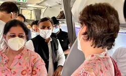 വിമാനത്തില്‍ കൂടിക്കാഴ്ച നടത്തി പ്രിയങ്കയും അഖിലേഷ് യാദവും