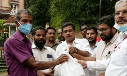 ഉരുള്‍പൊട്ടല്‍: ദുരിതാശ്വാസ ക്യാംപില്‍ കഴിയുന്നവര്‍ക്ക് എസ്ഡിപിഐ അവശ്യ സാധനങ്ങള്‍ വിതരണം ചെയ്തു