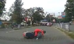 സ്‌കൂട്ടര്‍ യാത്രികന്റെ അഭ്യാസം; പോലിസ് കേസെടുത്തു