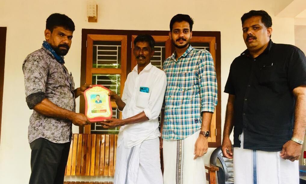പിഞ്ചു കുഞ്ഞിന്റെ ജീവന് രക്ഷിച്ച നൗഷാദിനെ എസ്ഡിപിഐ ആദരിച്ചു പിഞ്ചു കുഞ്ഞിന്റെ ജീവന് രക്ഷിച്ച നൗഷാദിനെ എസ്ഡിപിഐ ആദരിച്ചു