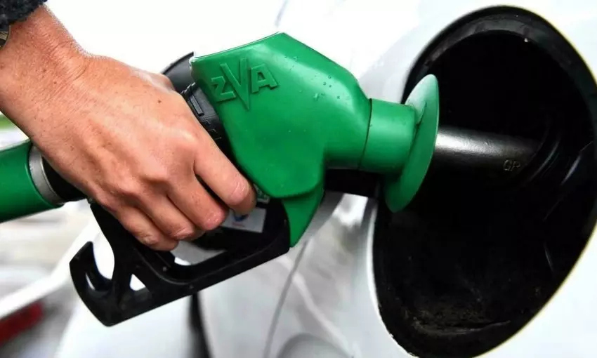 ഫ്രാന്‍സില്‍ ഇന്ധന വില കുത്തനെ ഉയര്‍ന്നു; സഹായധനം പ്രഖ്യാപിച്ച് ജനരോഷം തണുപ്പിക്കാന്‍ ശ്രമം