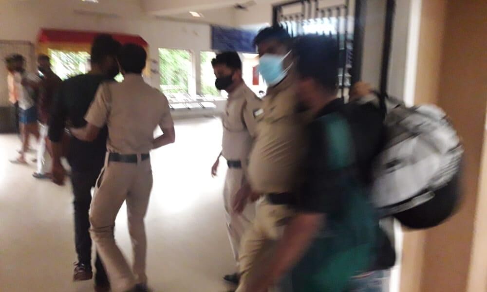 ഷൊര്‍ണൂര്‍ പാസഞ്ചറില്‍ തോക്കുമായി രണ്ടു പേര്‍; പരപ്പനങ്ങാടിയില്‍ പിടികൂടി പരിശോധന നടത്തി