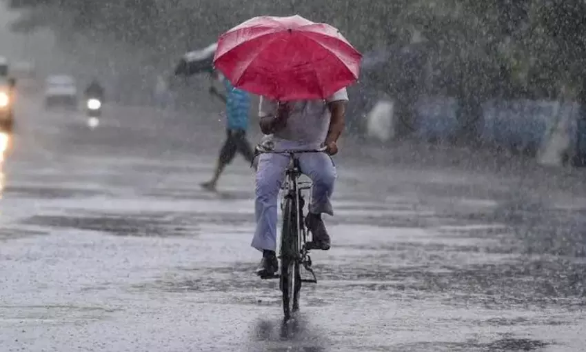 ചക്രവാതച്ചുഴി ശക്തിപ്രാപിച്ച് ന്യൂനമര്ദ്ദമായി; സംസ്ഥാനത്ത് അഞ്ച് ദിവസം ശക്തമായ മഴ ചക്രവാതച്ചുഴി ശക്തിപ്രാപിച്ച് ന്യൂനമര്ദ്ദമായി; സംസ്ഥാനത്ത് അഞ്ച് ദിവസം ശക്തമായ മഴ