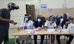 സീലിങ് ഫാന്‍ പൊട്ടിവീണു ഡോകര്‍ക്ക് പരിക്കേറ്റു; ഡ്യൂട്ടി സമയത്ത് ഹെല്‍മറ്റ് ധരിച്ച് ജൂനിയര്‍ ഡോക്ടര്‍മാരുടെ പ്രതിഷേധം