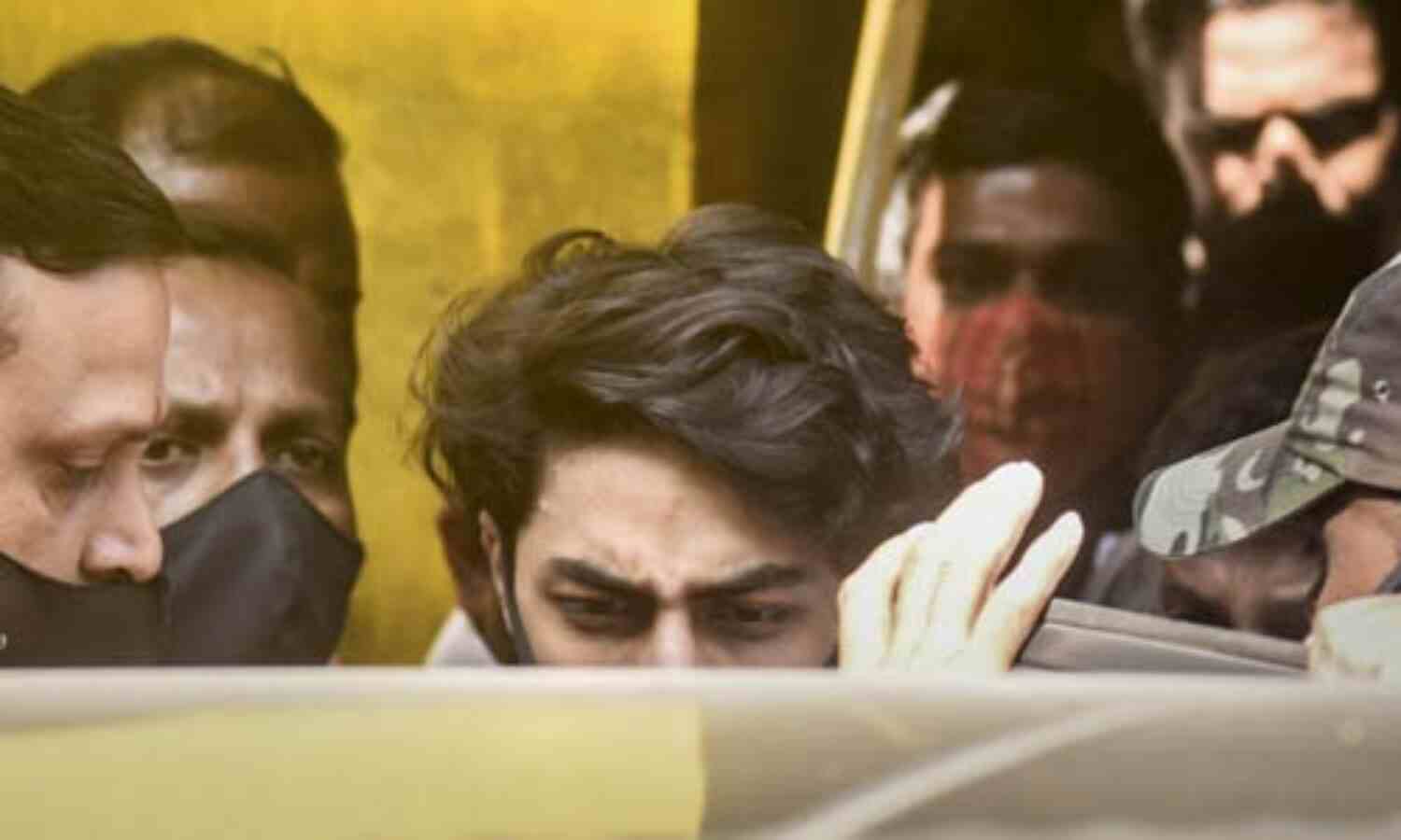 പ്രതികള് ആര്യന്ഖാന് മയക്കുമരുന്ന് നല്കിയെന്ന് തെളിയിക്കാന് വാട്സ് ആപ്പ് ചാറ്റുകള് മതിയായ തെളിവല്ലെന്ന് കോടതി പ്രതികള് ആര്യന്ഖാന് മയക്കുമരുന്ന് നല്കിയെന്ന് തെളിയിക്കാന് വാട്സ് ആപ്പ് ചാറ്റുകള് മതിയായ തെളിവല്ലെന്ന് കോടതി