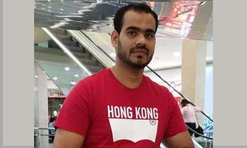 ബൈക്കോടിക്കുന്നതിനിടെ കുഴഞ്ഞുവീണ് യുവാവ് മരിച്ചു; ഭാര്യയ്ക്കും മക്കള്‍ക്കും പരിക്ക്