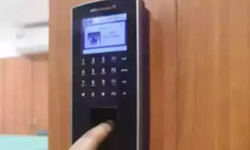 നവംബര് 8 മുതല് ബയോമെട്രിക് ഹാജര് പുനരാരംഭിക്കും; കേന്ദ്ര സര്ക്കാര് ഓഫിസുകള് സാധാരണ നിലയിലേക്ക് നവംബര് 8 മുതല് ബയോമെട്രിക് ഹാജര് പുനരാരംഭിക്കും; കേന്ദ്ര സര്ക്കാര് ഓഫിസുകള് സാധാരണ നിലയിലേക്ക്
