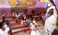 ടീച്ചറായി ജില്ലാ കലക്ടര്‍; എടയൂര്‍കുന്നില്‍ ആദ്യ സ്‌കൂള്‍ ദിനം പുതുമയായി