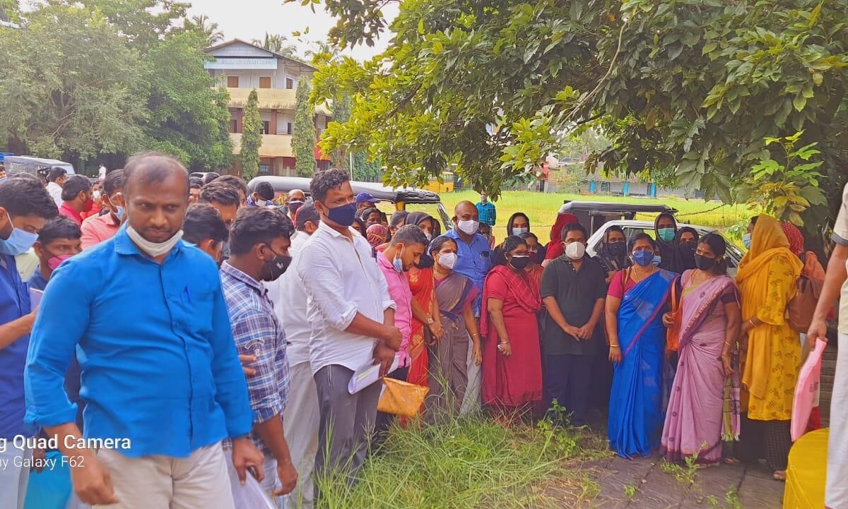 കൊവിഡ് കാലത്ത് നേടിയ വിജയം ആഘോഷിക്കാന് തുല്യതാ പഠിതാക്കള് ഒത്തുചേര്ന്നു കൊവിഡ് കാലത്ത് നേടിയ വിജയം ആഘോഷിക്കാന് തുല്യതാ പഠിതാക്കള് ഒത്തുചേര്ന്നു