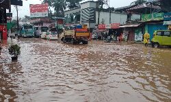 കോഴിക്കോട് കനത്ത മഴ;  കുറ്റിയാടി ചുരത്തില്‍ ഉരുള്‍ പൊട്ടല്‍,   അടിവാരം ടൗണില്‍ വെള്ളം കയറി