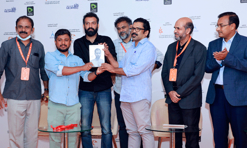ഷാര്ജ പുസ്തക മേള: വില്പ്പനയില് റെക്കോര്ഡിട്ട് സുല്ത്താന് വാരിയന് കുന്നന് ഷാര്ജ പുസ്തക മേള: വില്പ്പനയില് റെക്കോര്ഡിട്ട് സുല്ത്താന് വാരിയന് കുന്നന്