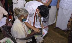 ആദിവാസികൾക്ക് ക്ലാസെടുത്ത് എംഎൽഎ; പഠിതാക്കളും ആവേശത്തിൽ