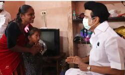 ക്ഷേത്രത്തിലെ അന്നദാനത്തിനിടയിൽ ജാതിയധിക്ഷേപം നേരിട്ട യുവതിയെ വീട്ടിലെത്തി കണ്ട് സ്റ്റാലിന്‍