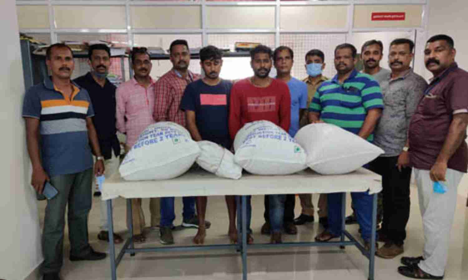 30 ലക്ഷം വിലവരുന്ന 54 കിലോ കഞ്ചാവ് പിടികൂടി 30 ലക്ഷം വിലവരുന്ന 54 കിലോ കഞ്ചാവ് പിടികൂടി
