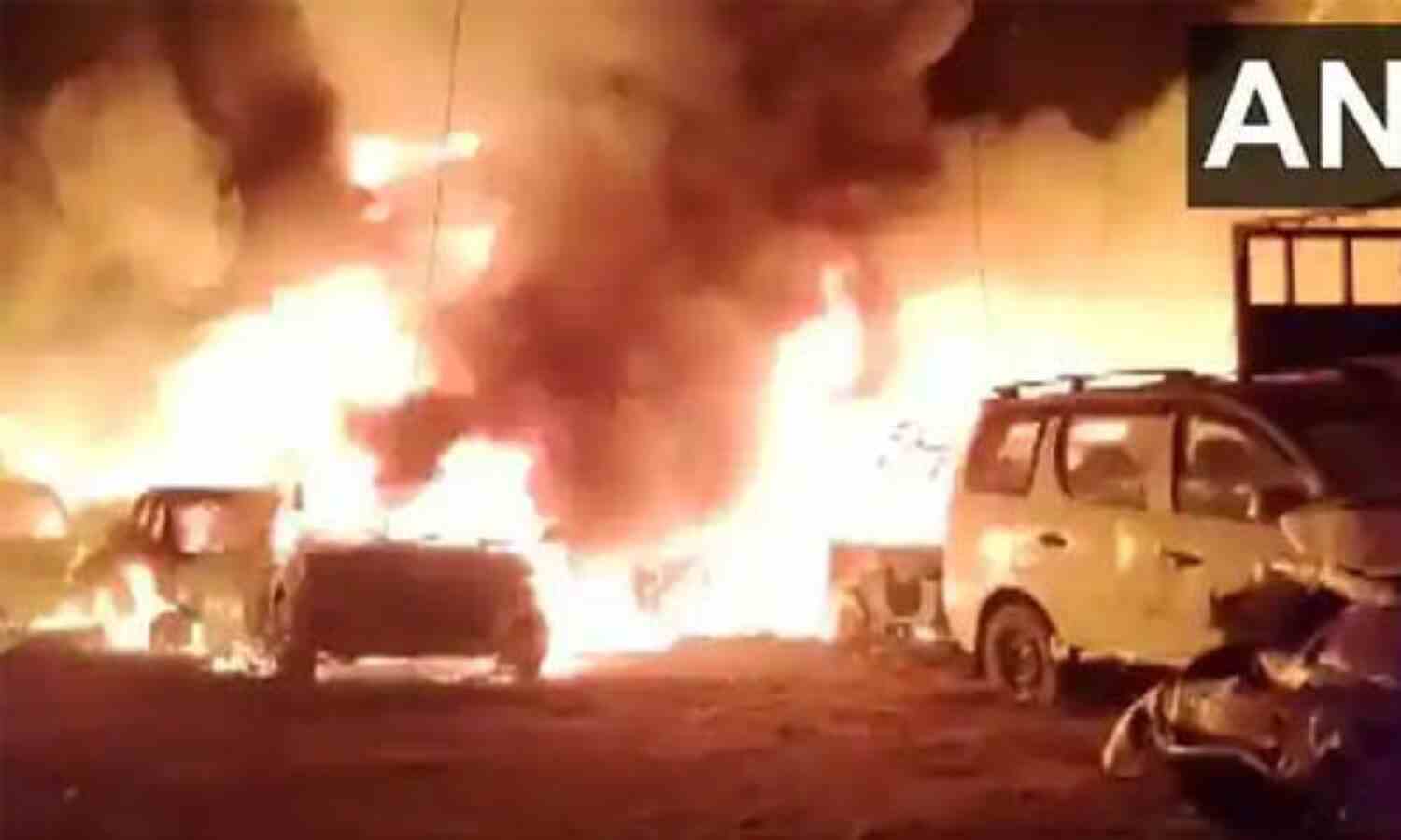 ഗുജറാത്തില് പോലിസ് സ്റ്റേഷന് വളപ്പില് തീപ്പിടിത്തം; 25 ലധികം വാഹനങ്ങള് കത്തിനശിച്ചു ഗുജറാത്തില് പോലിസ് സ്റ്റേഷന് വളപ്പില് തീപ്പിടിത്തം; 25 ലധികം വാഹനങ്ങള് കത്തിനശിച്ചു
