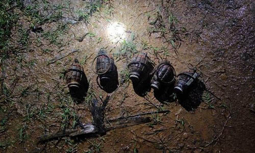 മുന് ആര്മി സ്പെഷ്യല് കമ്മീഷന്ഡ് ഓഫിസറുടെ വീട്ടിലേയ്ക്കുള്ള വഴിയില്നിന്ന് ഗ്രനേഡുകള് കണ്ടെത്തി മുന് ആര്മി സ്പെഷ്യല് കമ്മീഷന്ഡ് ഓഫിസറുടെ വീട്ടിലേയ്ക്കുള്ള വഴിയില്നിന്ന് ഗ്രനേഡുകള് കണ്ടെത്തി