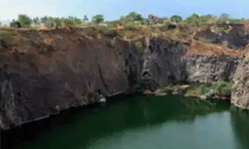 സ്കൂളിന്റെ സുരക്ഷ ബലികഴിച്ച് കരിങ്കല് ക്വാറിക്ക് പ്രവര്ത്താനുമതി; സമരം 50ാം ദിവസത്തിലേക്ക് സ്കൂളിന്റെ സുരക്ഷ ബലികഴിച്ച് കരിങ്കല് ക്വാറിക്ക് പ്രവര്ത്താനുമതി; സമരം 50ാം ദിവസത്തിലേക്ക്