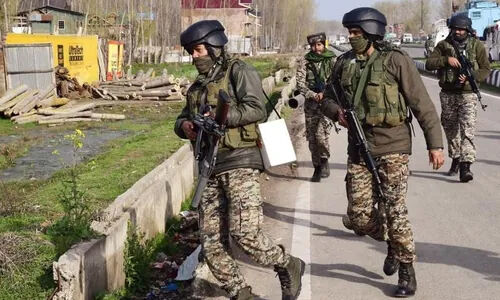 സിആര്പിഎഫ് ഉദ്യോഗസ്ഥന് സഹപ്രവര്ത്തകര്ക്കെതിരേ വെടിയുതിര്ത്തു; 4 മരണം, 3 പേര്ക്ക് പരിക്ക് സിആര്പിഎഫ് ഉദ്യോഗസ്ഥന് സഹപ്രവര്ത്തകര്ക്കെതിരേ വെടിയുതിര്ത്തു; 4 മരണം, 3 പേര്ക്ക് പരിക്ക്