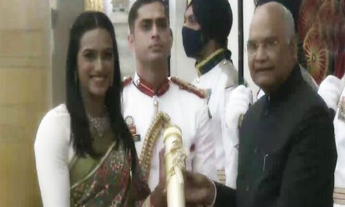 ഒളിംപ്യന്‍ പി വി സിന്ധുവിന് പദ്മ ഭൂഷന്‍ സമ്മാനിച്ചു