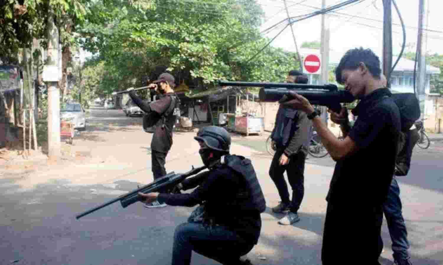 മ്യാന്മര് സൈന്യം ഭക്ഷ്യവസ്തുക്കള് നശിപ്പിച്ചു; സന്നദ്ധപ്രവര്ത്തകരെ തടവിലാക്കി മ്യാന്മര് സൈന്യം ഭക്ഷ്യവസ്തുക്കള് നശിപ്പിച്ചു; സന്നദ്ധപ്രവര്ത്തകരെ തടവിലാക്കി