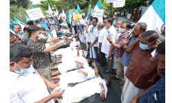 പാചകവാതക വിലവര്‍ധന: ശയനപ്രദക്ഷിണവും പ്രതിഷേധ ധര്‍ണയും നടത്തി ഹോട്ടലുടമകള്‍