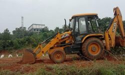 കൊടവത്തുകുന്നിലെ കൂറ്റന്‍ ജലസംഭരണിക്ക് സമീപം അപകടകരമായ വിധത്തില്‍ വീണ്ടും മണ്ണെടുപ്പ്