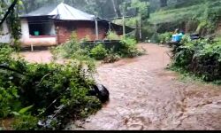 മലമുകളില്‍ നിന്നുള്ള വെള്ളമൊഴുക്ക് ഗതിമാറ്റി വീടിന് നാശനഷ്ടമുണ്ടാക്കുന്നുവെന്ന് പരാതി