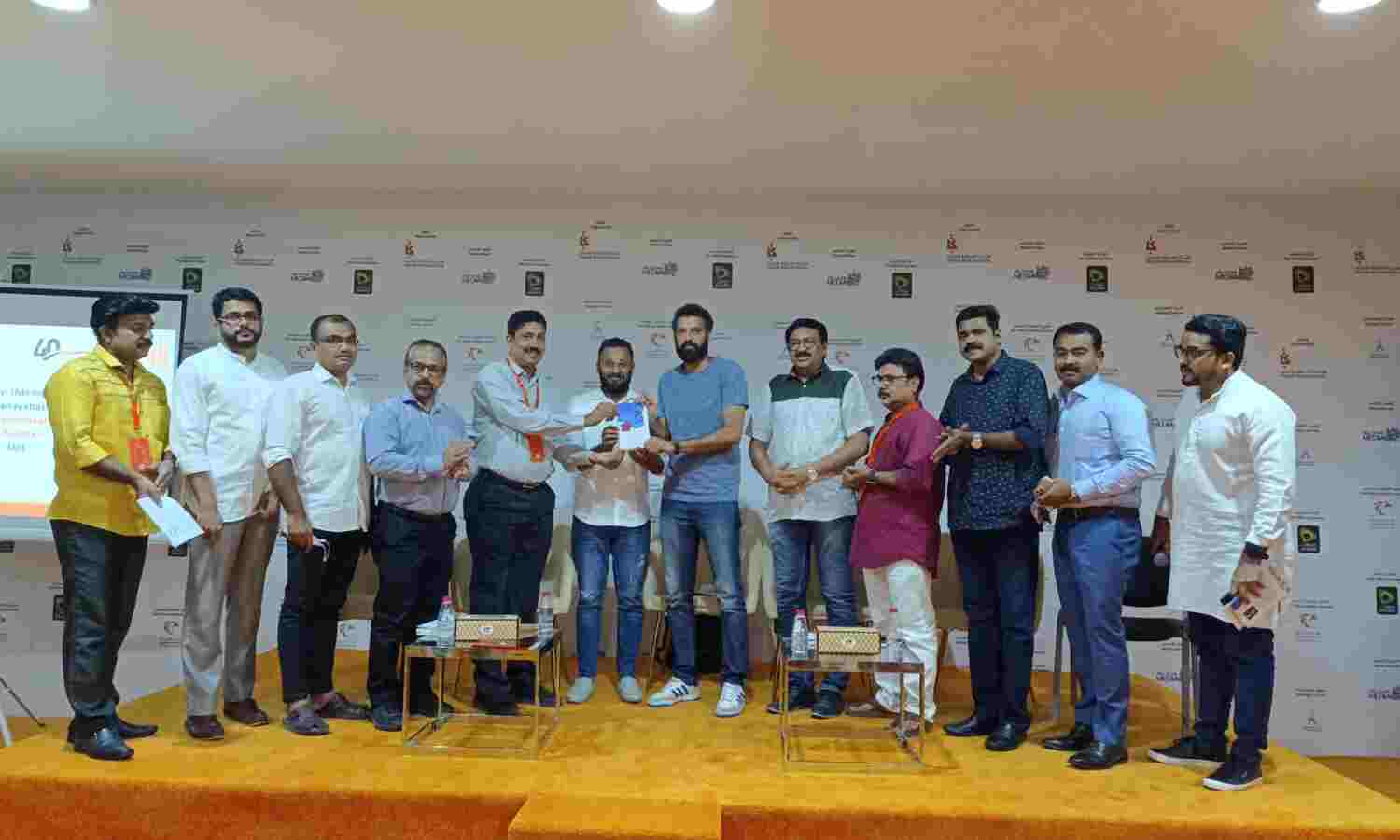 വിശ്വ വിഖ്യാതനായ ബഷീര് മൂന്നാം പതിപ്പ് പ്രകാശനം ചെയ്തു. വിശ്വ വിഖ്യാതനായ ബഷീര് മൂന്നാം പതിപ്പ് പ്രകാശനം ചെയ്തു.