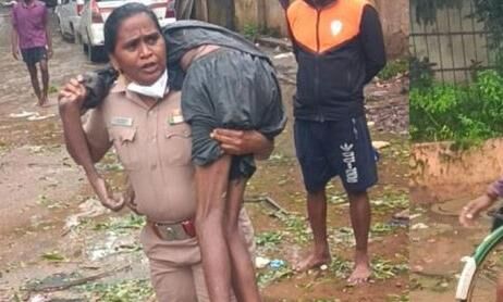 മരം വീണ് ബോധം നഷ്ടപ്പെട്ട യുവാവിനെ തോളിലേറ്റി വനിതാ എസ്‌ഐ