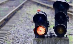 മേലുദ്യോഗസ്ഥനോടുള്ള വൈരാഗ്യം തീര്‍ക്കാന്‍ സിഗ്‌നല്‍ താറുമാറാക്കി; ഒഴിവായത് വന്‍ ദുരന്തം, രണ്ട് ജീവനക്കാരെ പിരിച്ച് വിട്ട് റെയില്‍വേ