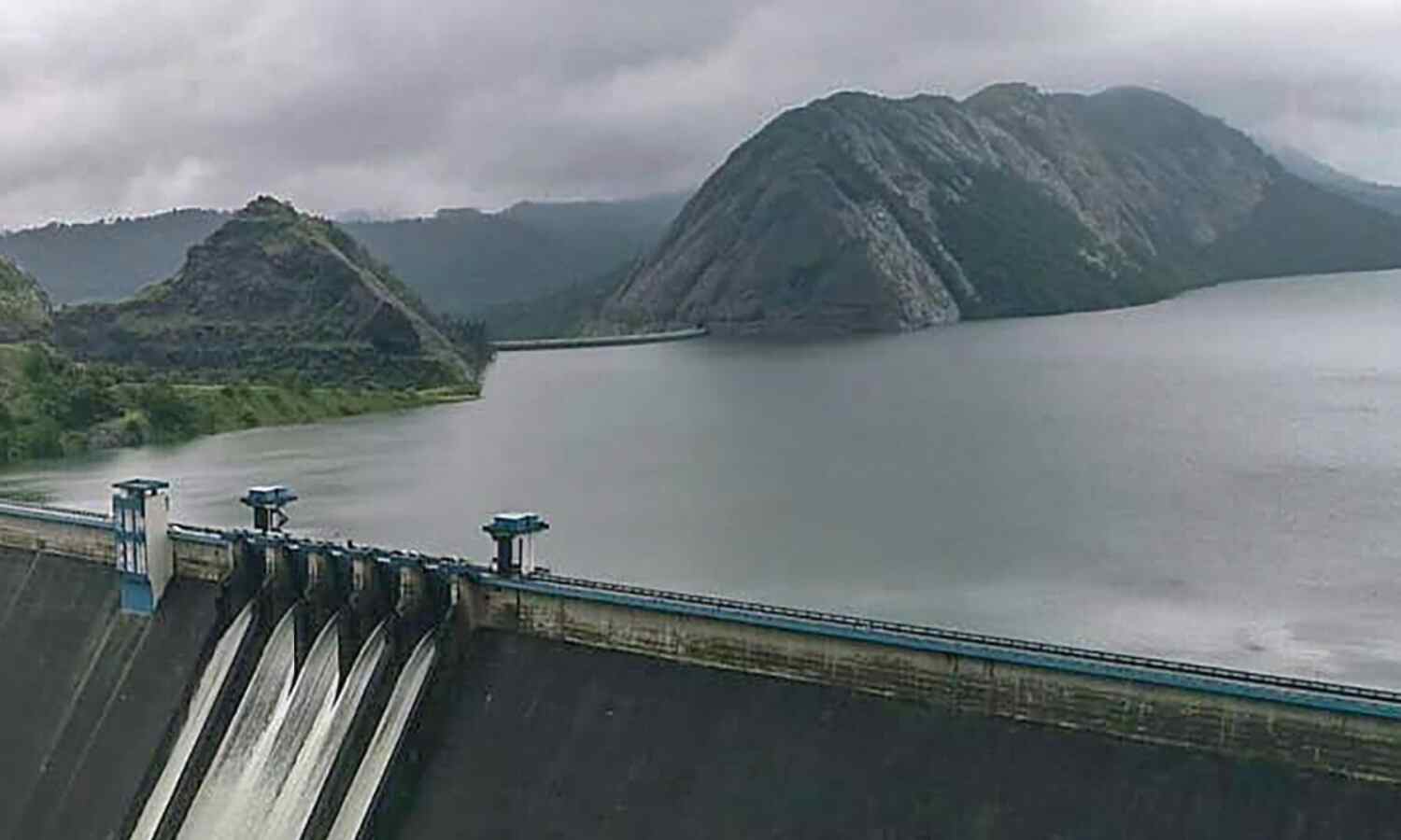 ഇടുക്കി ജില്ലയില് റെഡ് അലര്ട്ട് പ്രഖ്യാപിച്ചു ഇടുക്കി ജില്ലയില് റെഡ് അലര്ട്ട് പ്രഖ്യാപിച്ചു