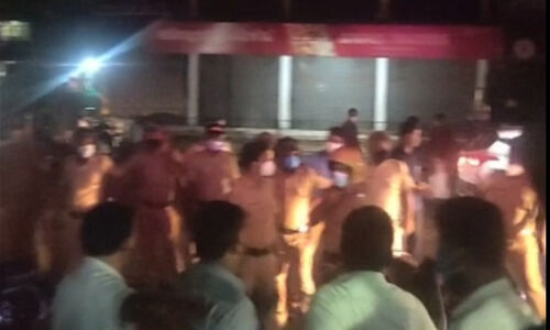 ഹോട്ടല്‍ അടപ്പിക്കാനുള്ള പോലിസ് ശ്രമം സംഘര്‍ഷത്തില്‍ കലാശിച്ചു; പൂവാട്ടുപറമ്പില്‍ വ്യാപാരികളുടെ ഹര്‍ത്താല്‍ തുടങ്ങി