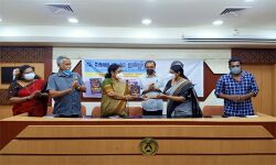 എന്‍പി ചന്ദ്രശേഖരന്റെ മാതൃഭൂമി ആഴ്ചപ്പതിപ്പ്: ഒരു സാംസ്‌കാരിക വായന പുസ്തകം പ്രകാശനം ചെയ്തു