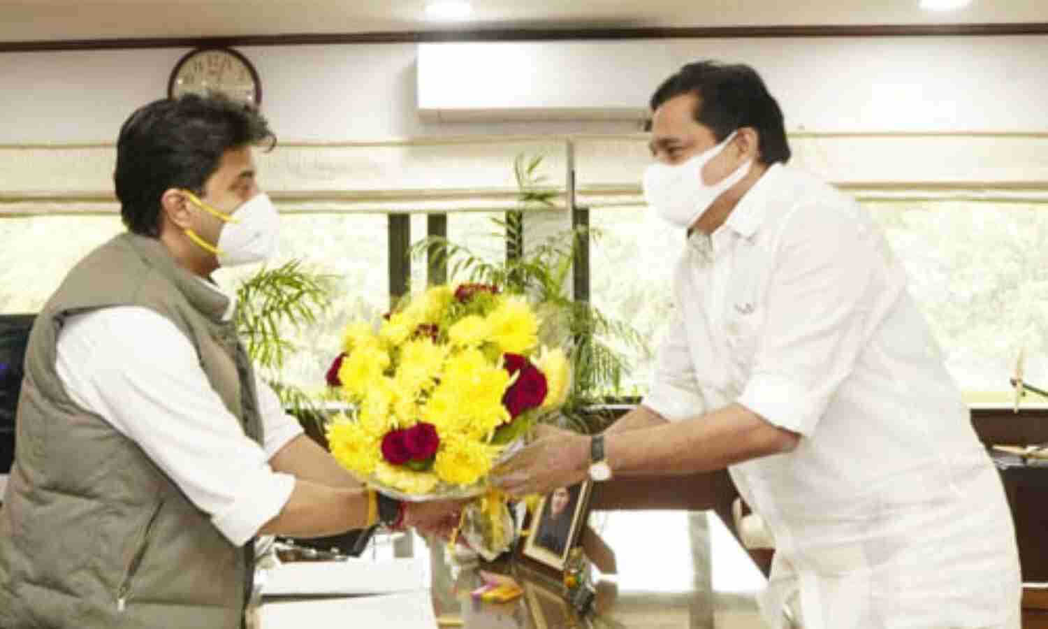 കോഴിക്കോട് വിമാനത്താവളത്തില് വലിയ വിമാനങ്ങള്ക്ക് സര്വീസ്; പഠനത്തിന് സാങ്കേതിക സമിതിയെ നിയോഗിക്കുമെന്ന് കേന്ദ്രമന്ത്രി കോഴിക്കോട് വിമാനത്താവളത്തില് വലിയ വിമാനങ്ങള്ക്ക് സര്വീസ്; പഠനത്തിന് സാങ്കേതിക സമിതിയെ നിയോഗിക്കുമെന്ന് കേന്ദ്രമന്ത്രി