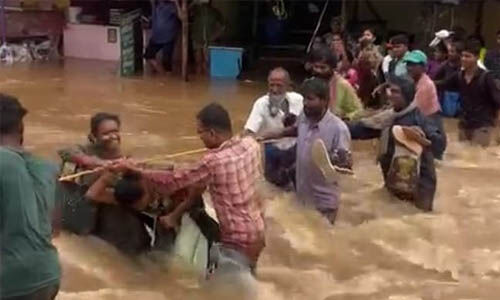 ആന്ധ്രയില് കനത്ത മഴ; വെള്ളത്തില് മുങ്ങി തിരുപ്പതി ക്ഷേത്ര പരിസരം, തീര്ത്ഥാടകര് കുടുങ്ങി ആന്ധ്രയില് കനത്ത മഴ; വെള്ളത്തില് മുങ്ങി തിരുപ്പതി ക്ഷേത്ര പരിസരം, തീര്ത്ഥാടകര് കുടുങ്ങി