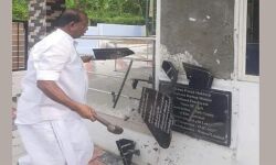 ഉദ്ഘാടനഫലകത്തില് പേര് വച്ചില്ല; ശിലാഫലകം തകര്ത്ത ജില്ലാപഞ്ചായത്ത് അംഗത്തിനെതിരേ കേസെടുത്തേക്കും ഉദ്ഘാടനഫലകത്തില് പേര് വച്ചില്ല; ശിലാഫലകം തകര്ത്ത ജില്ലാപഞ്ചായത്ത് അംഗത്തിനെതിരേ കേസെടുത്തേക്കും